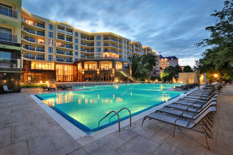 Apartment Hotel "Golden Line"
