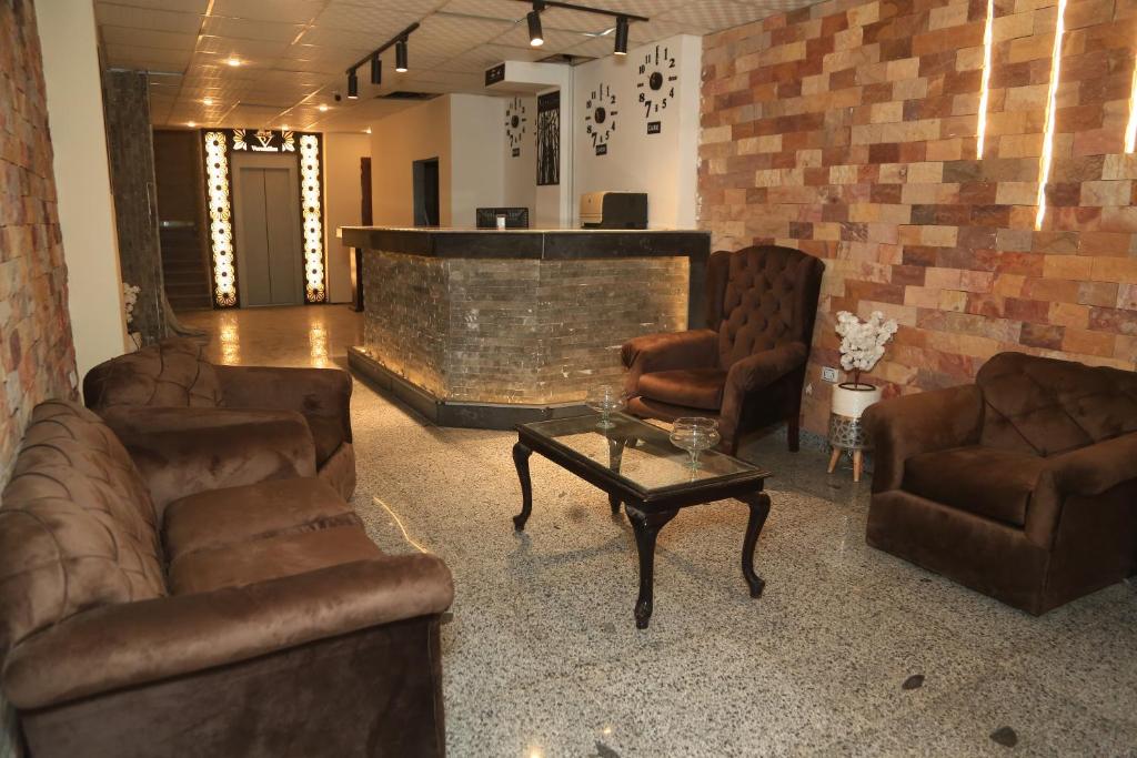 Verssailles Pyramids Hotel