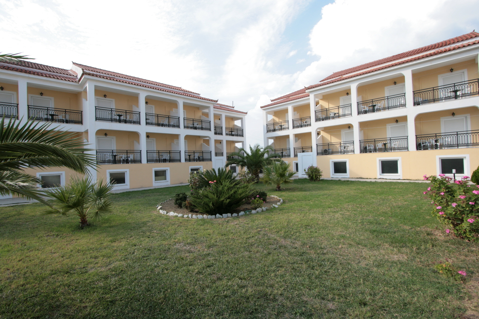 Village Inn Studios  Family Apartments