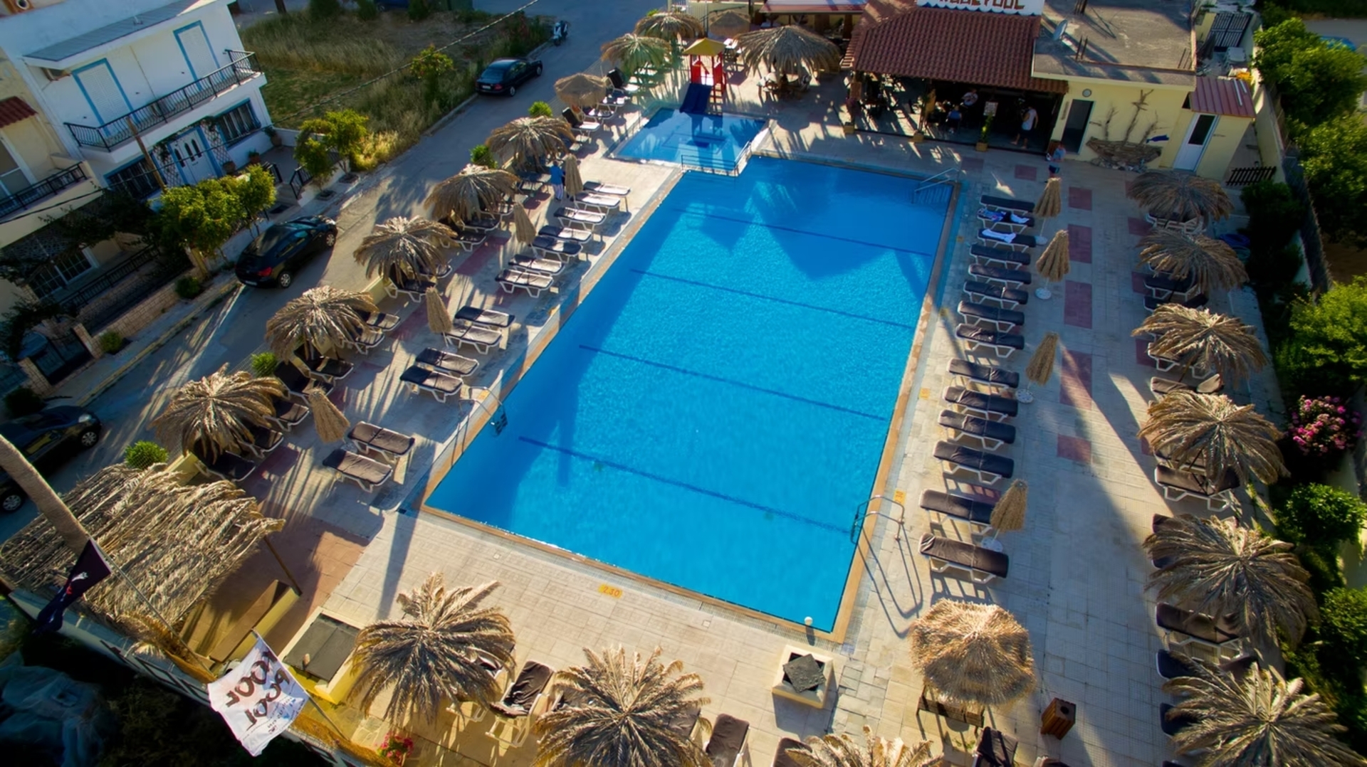 Peters Kool Pool Studios And Apartments