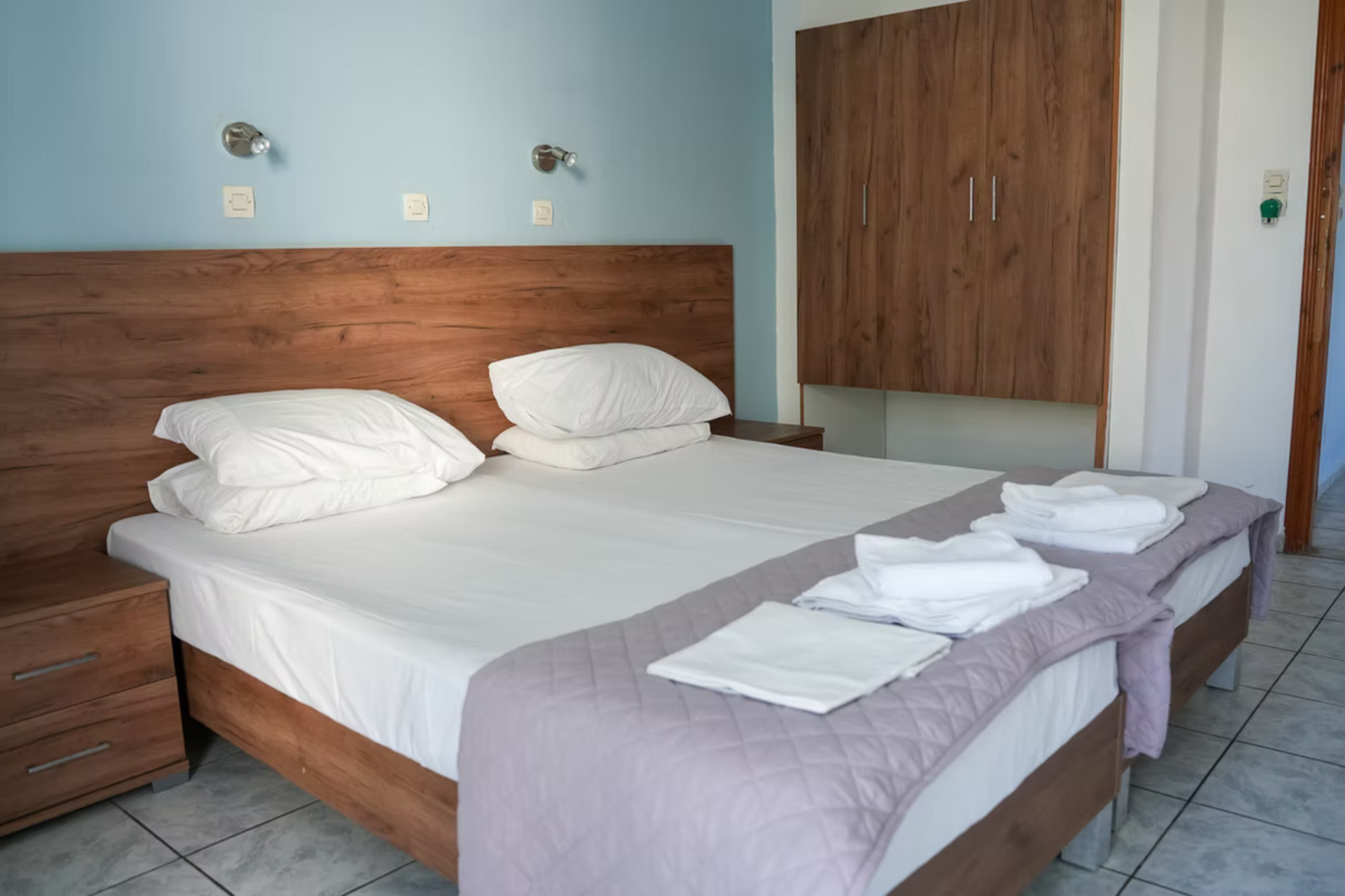 Peters Kool Pool Studios And Apartments