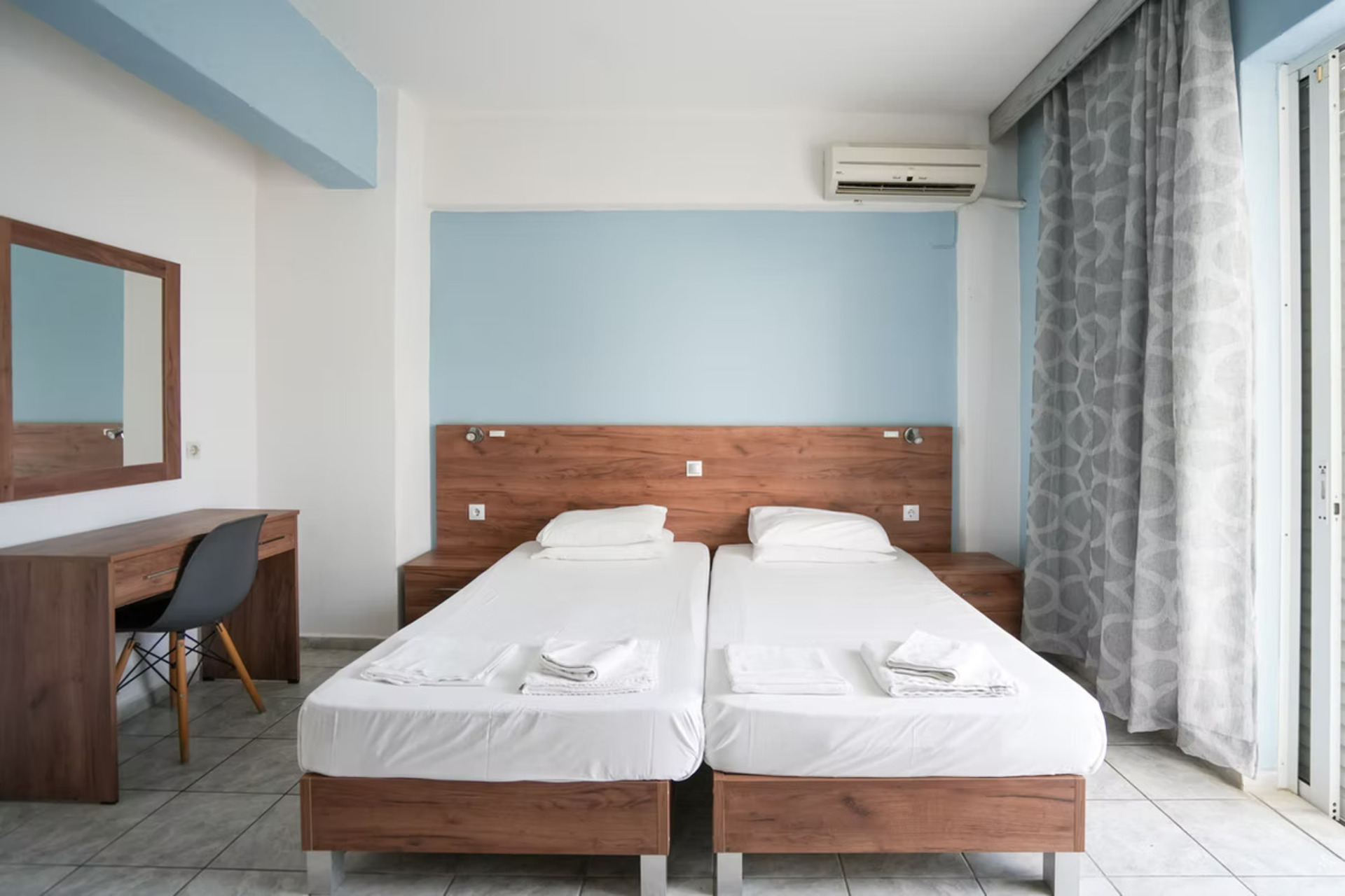 Peters Kool Pool Studios And Apartments