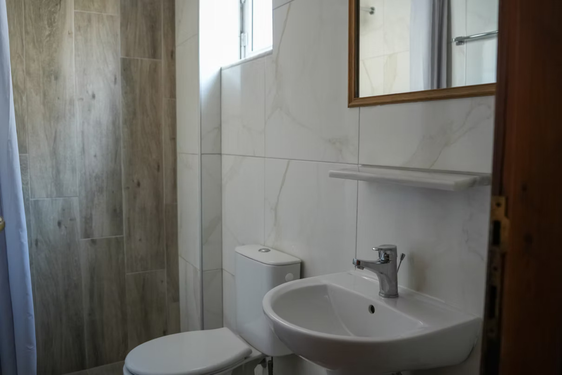 Peters Kool Pool Studios And Apartments