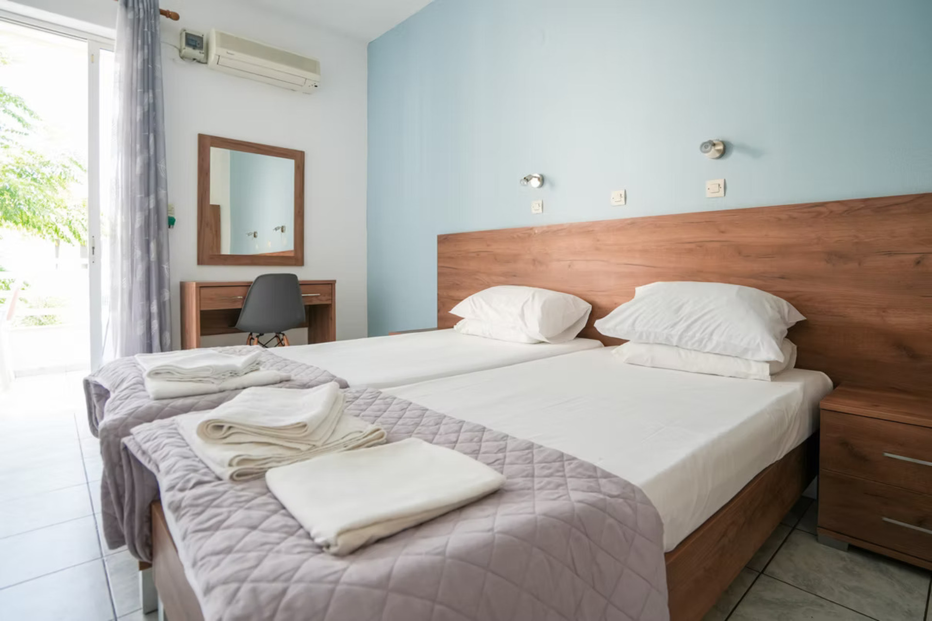 Peters Kool Pool Studios And Apartments