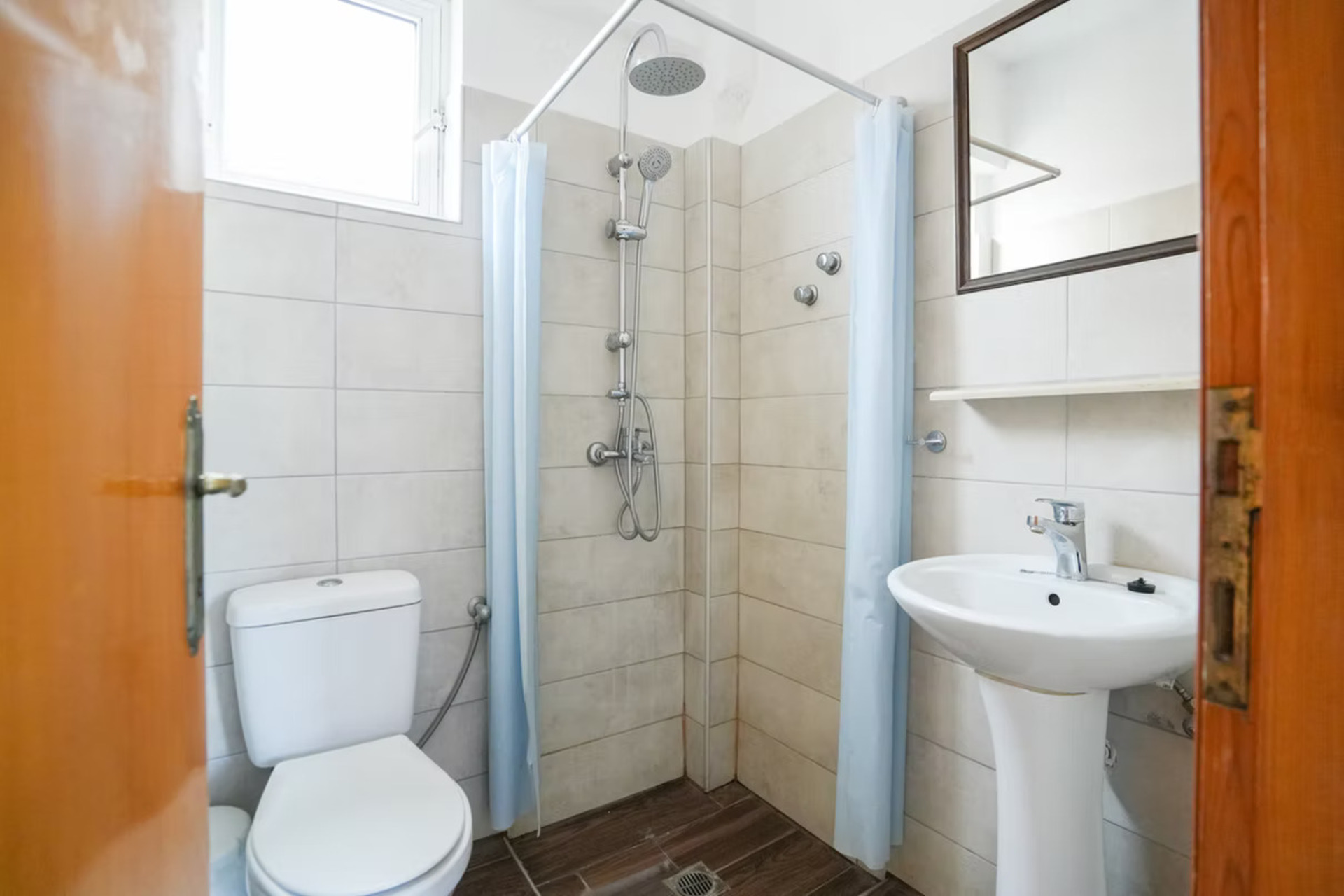 Peters Kool Pool Studios And Apartments