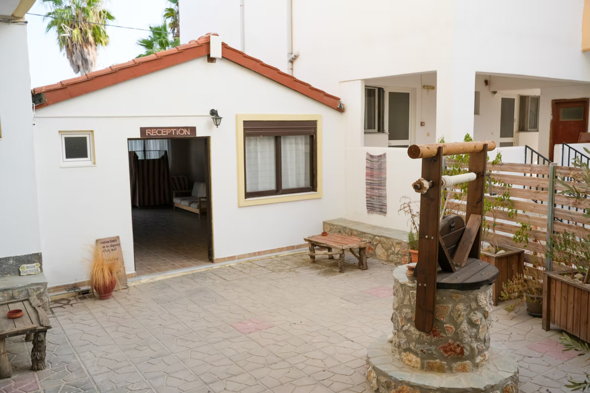 Peters Kool Pool Studios And Apartments