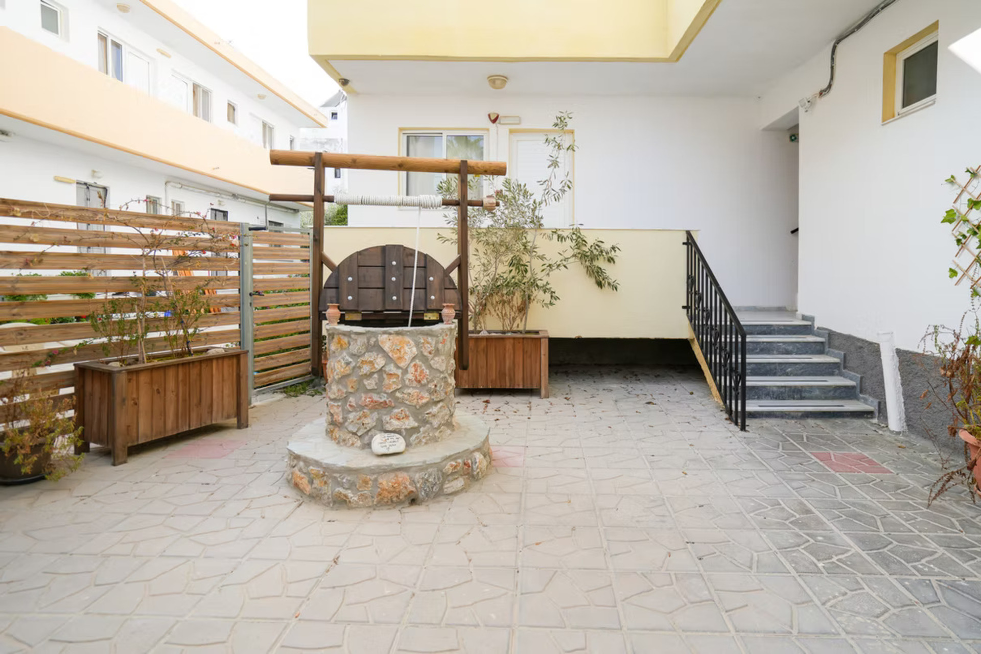 Peters Kool Pool Studios And Apartments