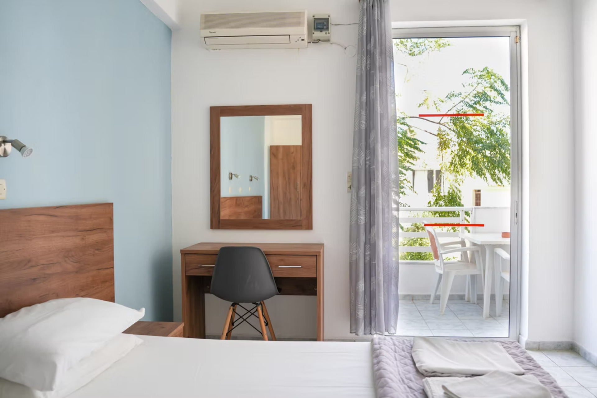 Peters Kool Pool Studios And Apartments