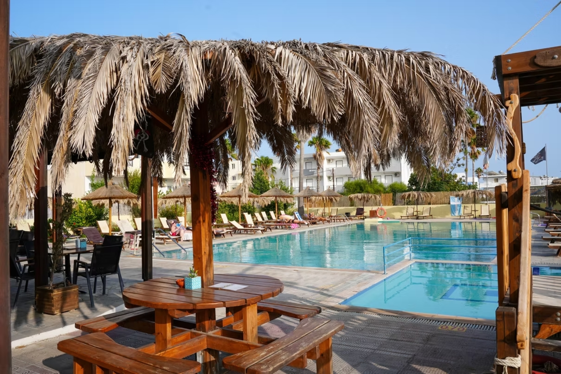 Peters Kool Pool Studios And Apartments