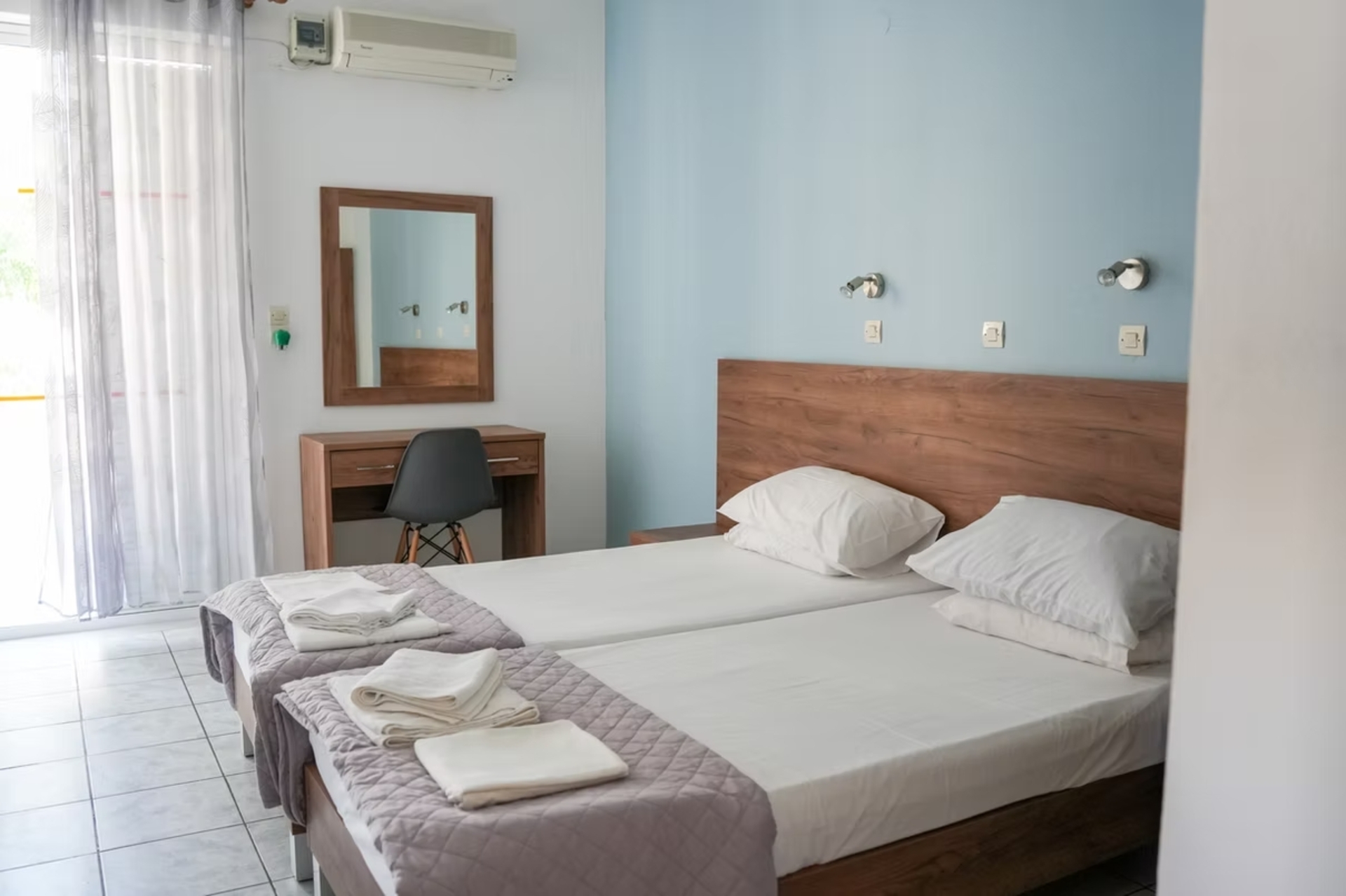 Peters Kool Pool Studios And Apartments