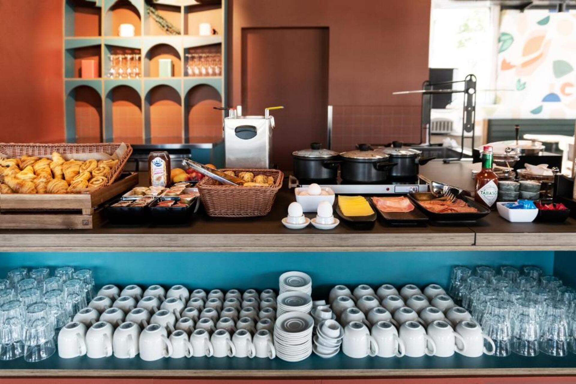 Hotel B&B Hotel Nyon, Schweiz, Nyon. Großes 8